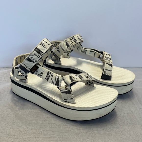 Teva Flatform Universal Platform Strappy Active Sandals Black & White Sz 9 - Picture 1 of 11